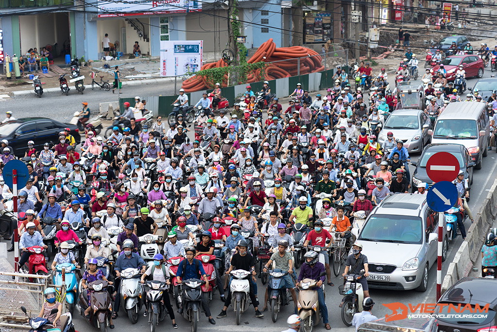 The Rule Is NO RULE, check out below video we recorded in Hanoi Old quarter. Everyone is SAFE and NO ACCIDENT.