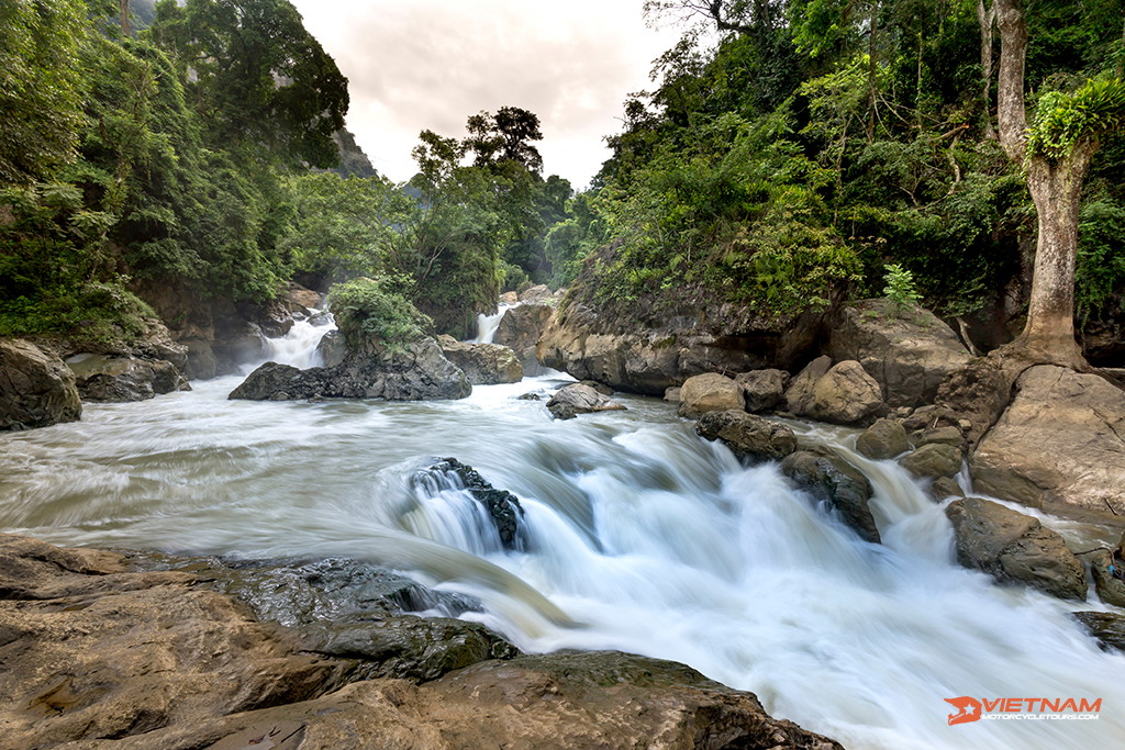 Not-to-be-missed attractions on Ba Be lake motorcycle tours