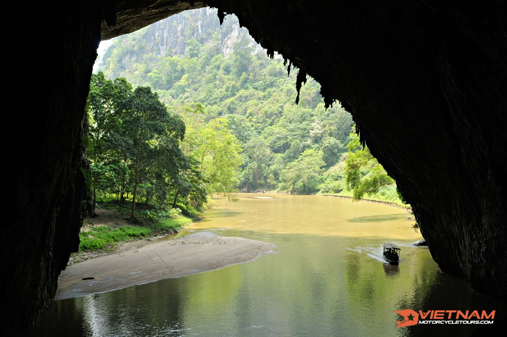 Puong Cave - Ba Be lake motorcycle tours