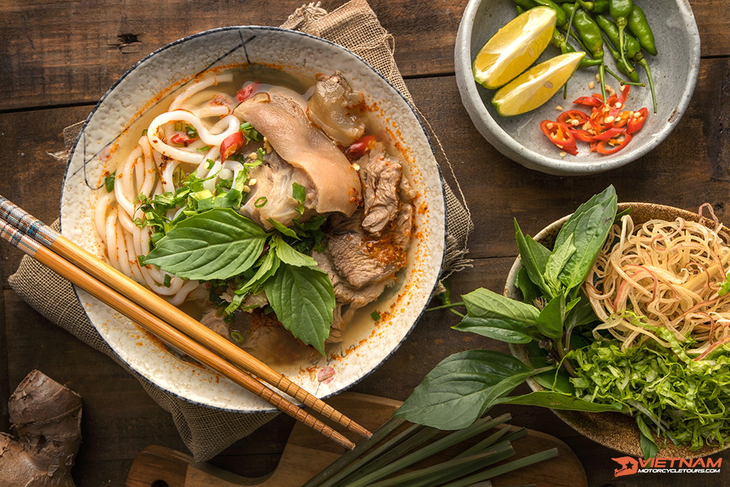 Evening Foodie and Cyclo Tour In Hue