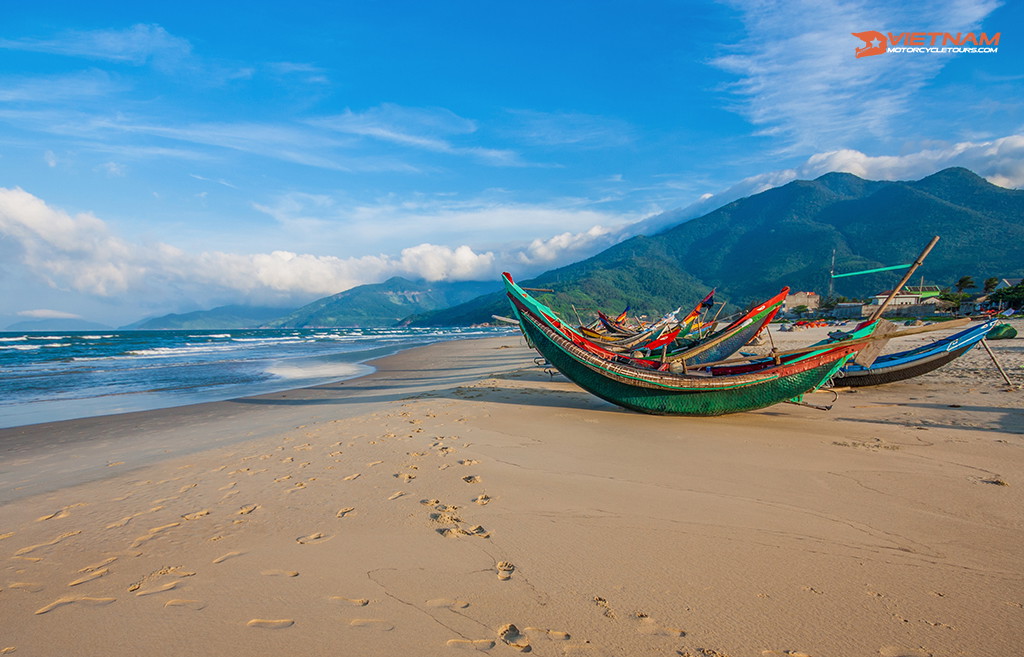 Hai Van Pass Motorcycle Tour - Swimming In The Cloud Ocean - travel-vietnam-motorbike-tours-vietnambikers