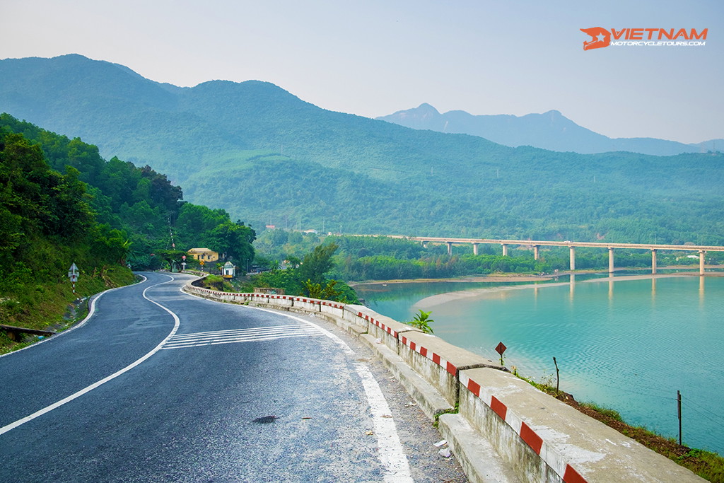 Hai Van Pass Motorcycle Tour - Swimming In The Cloud Ocean - travel-vietnam-motorbike-tours-vietnambikers